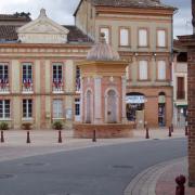 Samatan la mairie et la fontaine Belleforest