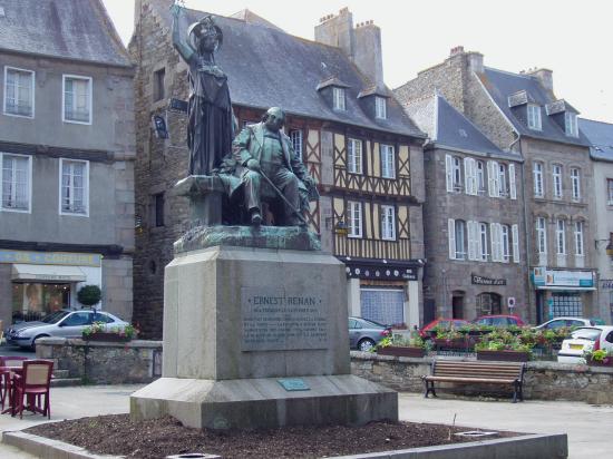 Tréguier statue d'Ernest Renan