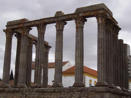 Evora le temple de Diane