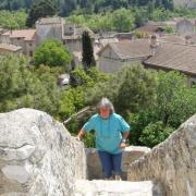 Pernes-les-fontaines la montée au donjon