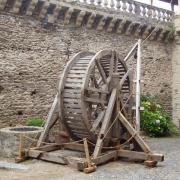 grue dans la cour du château d'Estaing