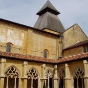 le cloître et le clocher de l'église