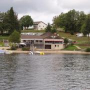 plage au bord du lac