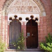 Collonges-la-rouge-Portail et tympan en pierre blanche