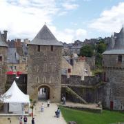 Fougeres  l'entrée avec la tour Mélusine et la tour des Gobelins