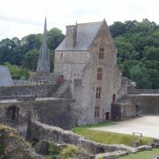 Fougeres tour Surienne en arrière plan l'église st Sulpice