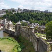 Fougeres  les remparts en arrère plan à droite l'église st Léonard et à gauche le beffroi