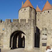 Carcassonne entrée de la citadelle. Sculpture  de dame Carcas