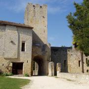 entrée du  village la tour donjon