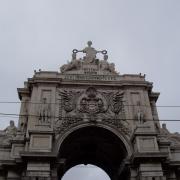 porte sur la place du commerce