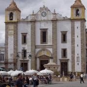 eglise sur la place do Giraldo