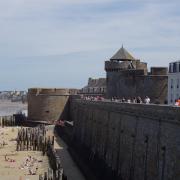 St Malo  sur les remparts